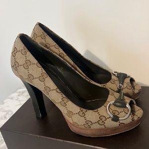Gucci peep toe heels Beige Ebony GG Fabric Canvas Horsebit Pumps Size 37,
